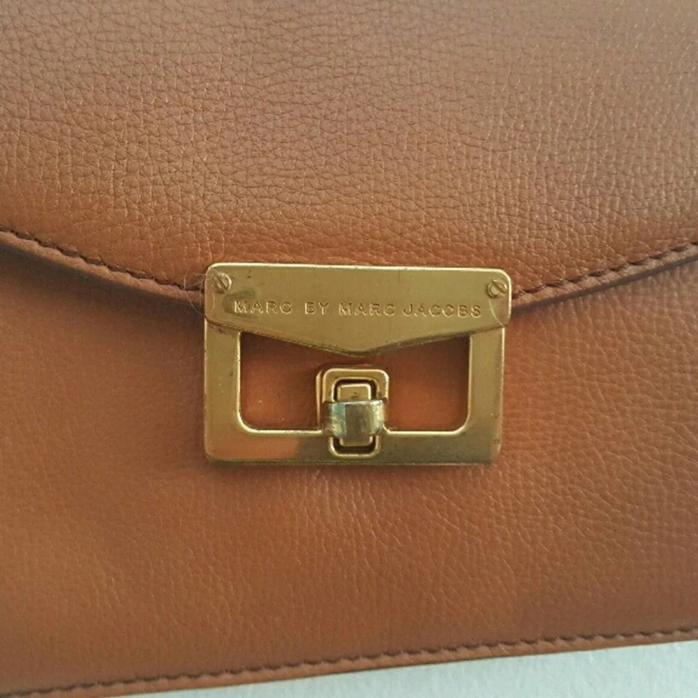 Marc by Marc Jacobs tan leather crossbody/clutch - Picture 2 of 4